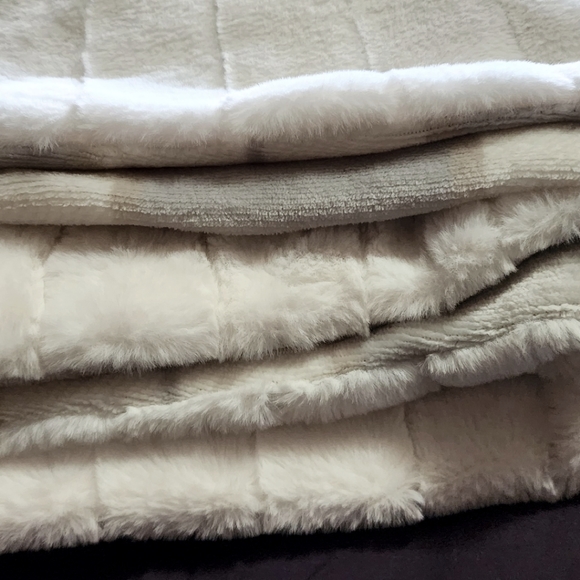 INDIGO Plush White Reversible New Blanket/Throw - Picture 7 of 8